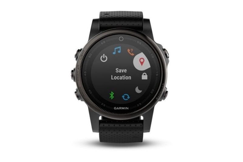 Man sieht die Garmin Fenix 5S Plus.